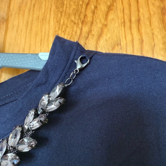 Simply Vera Vera Wang Navy Tee with detachable necklace size Large - Picture 3 of 6